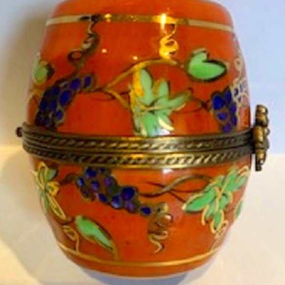 Vintage Limoges French Peint Main Porcelain Wine Barrel &4 Bottles Trinket Box - Picture 2 of 8
